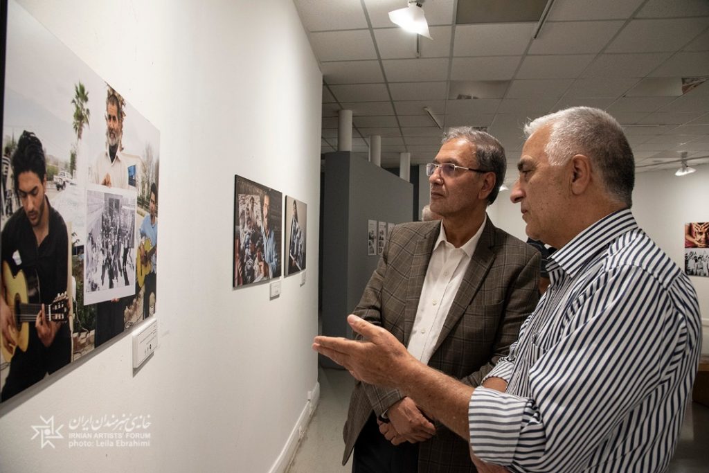 بازدید علی ربیعی از نمایشگاه عکس‌های سعید صادقی